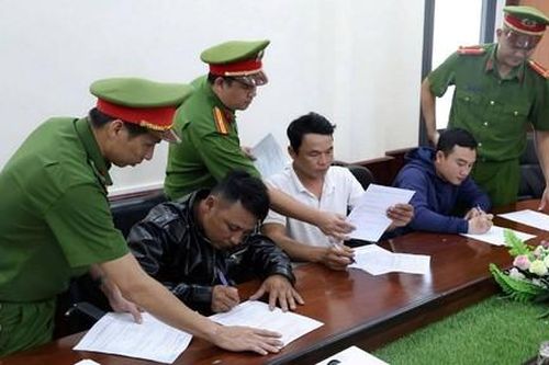 Khởi tố nhóm đối tượng đổ trái phép gần 450 tấn chất thải ra môi trường