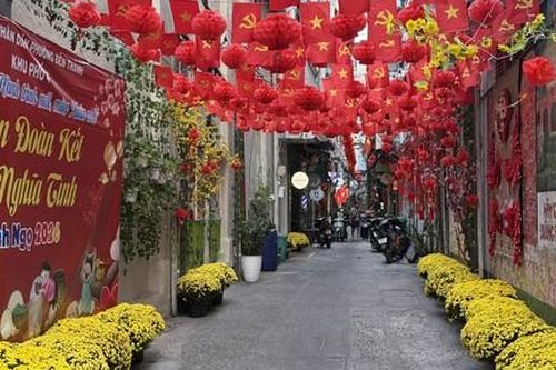 Xuân rộn ràng, rực rỡ sắc màu từ phố lớn đến hẻm sâu