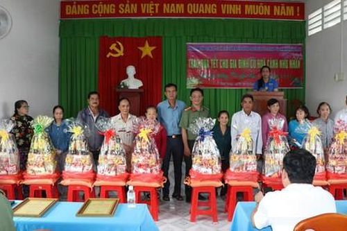 Trao 200 phần quà tặng bà con hoàn cảnh khó khăn dịp Tết Nguyên đán