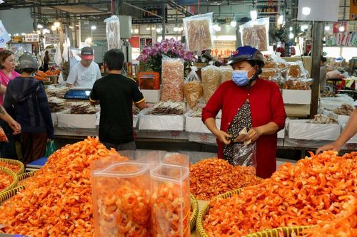 Người dân TP.HCM tất bật mua bánh mứt, tôm cá khô làm quà biếu Tết