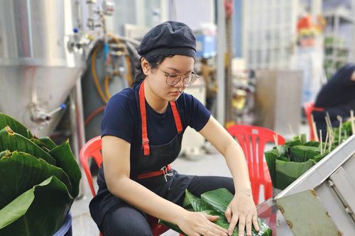Người trẻ gói bánh chưng thuê, kiếm tiền triệu dịp cận Tết