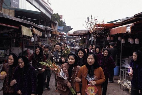 Gen Z Hà Nội 'nhuộm răng đen', tái hiện Tết thời bao cấp gây sốt
