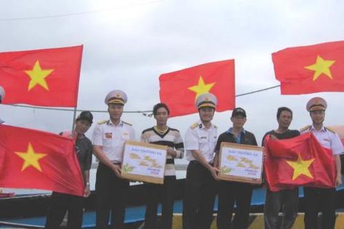Trao quà Tết tiếp sức ngư dân bám biển Trường Sa