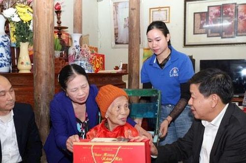 Phó Chủ tịch Thường trực UBND thành phố Hà Nội Dương Đức Tuấn tặng quà Tết tại xã Quảng Bị