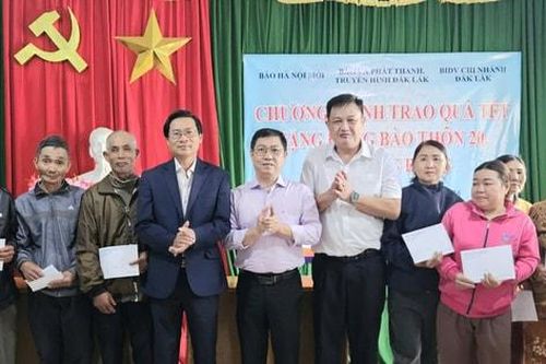 Hai cơ quan báo chí của Hà Nội và Đắk Lắk trao quà Tết cho người dân xã Krông Bông