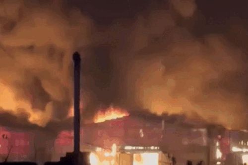 Khu xưởng rộng hàng ngàn m2 bốc cháy ngùn ngụt trong đêm ở Hưng Yên