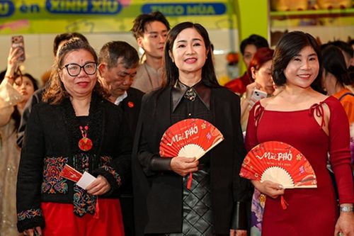 NSND Thu Hà 'Lá ngọc cành vàng' và dàn sao Việt nô nức đi xem phim Tết của Xuân Hinh