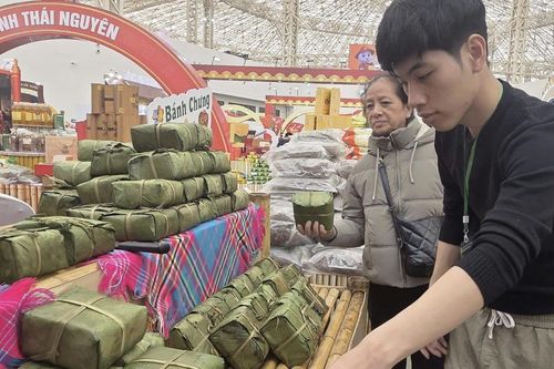 Ngày cận Tết Nguyên đán, gian hàng giò chả, bánh chưng ở Hội chợ Mùa Xuân bùng nổ doanh số