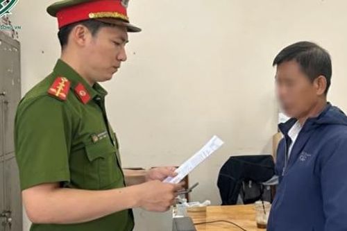 Thù hận sau ly hôn, gã đàn ông vác dao chém hàng xóm đứt lìa 3 ngón tay tại tiệc tân gia