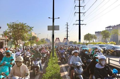 Cận Tết, các tuyến đường TPHCM kẹt cứng, người dân chật vật di chuyển