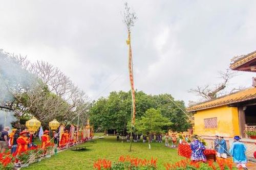 Hoàng cung Huế dựng nêu đón Tết Nguyên đán Bính Ngọ