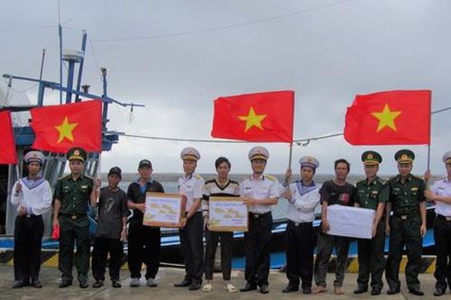 Đảo Trường Sa trao quà Tết cho ngư dân tàu cá Gia Lai