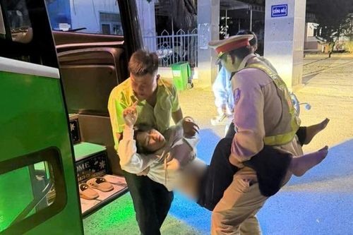 CSGT dùng xe đặc chủng mở đường đưa nữ hành khách bị co giật đi cấp cứu