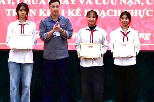 Hành động bất ngờ của 3 nữ sinh khi nhặt được số tiền lớn
