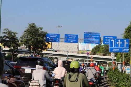 Cách nào giảm kẹt xe quanh sân bay Tân Sơn Nhất dịp Tết?