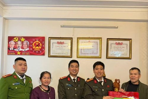 Công an phường Thanh Liệt thăm hỏi, tặng quà thân nhân liệt sĩ và gia đình có hoàn cảnh khó khăn