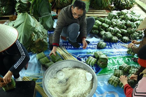 Mùa Tết rộn ràng ở làng bánh chưng Tranh Khúc