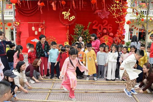 Học sinh Hà Nội trải nghiệm Tết cổ truyền trong trường học