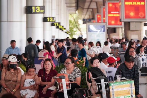 Sân bay Tân Sơn Nhất chật kín người đón thân nhân về ăn Tết