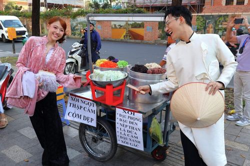 Kín 'nàng thơ' chụp ảnh Tết với xe xôi trước Bưu điện TP.HCM