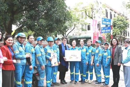 Hà Nội: lãnh đạo Hội Phụ nữ động viên, tặng quà nữ công nhân môi trường