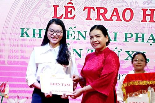 Quảng Ngãi trao học bổng cho 165 sinh viên xuất sắc