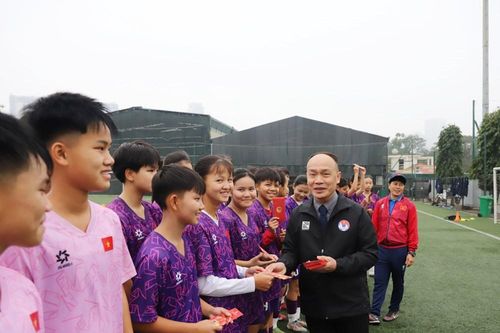 Lãnh đạo VFF chúc Tết các đội dự tuyển nữ trẻ