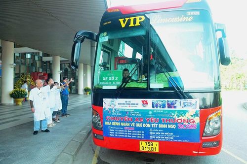 'Chuyến xe yêu thương' đưa gần 400 bệnh nhân nghèo về quê đón Tết