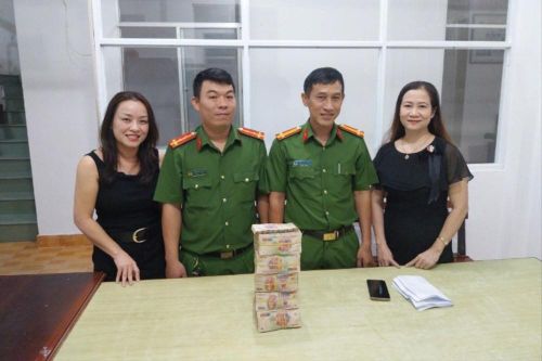 Công an phường ở Cần Thơ hỗ trợ người dân trả lại gần một tỉ đồng chuyển nhầm