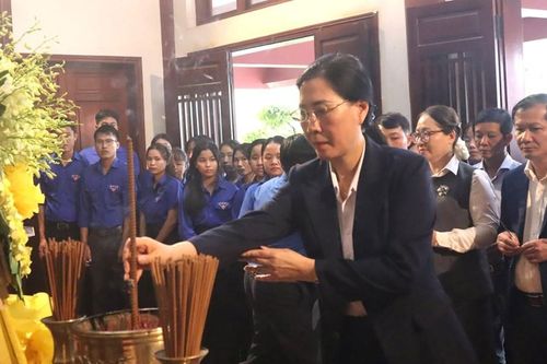 Thành kính dâng hương tưởng niệm Thủ tướng Phạm Văn Đồng và chí sĩ yêu nước Huỳnh Thúc Kháng