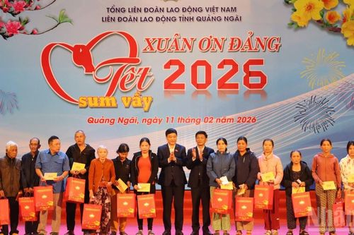 Phó Chủ tịch Quốc hội Vũ Hồng Thanh tặng quà Tết cho hộ nghèo, đoàn viên, người lao động khó khăn ở Quảng Ngãi