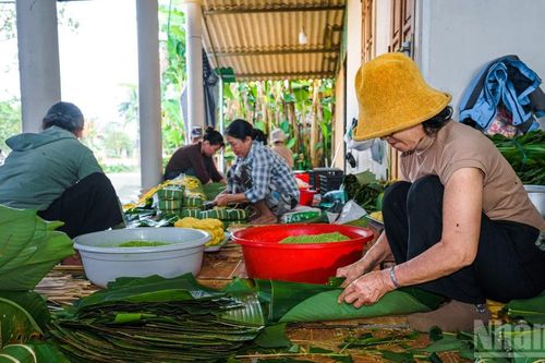 Làng nghề bánh tét tại Quảng Trị tất bật vào vụ Tết