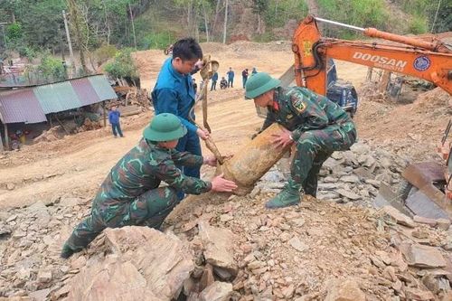 Nghệ An: Người dân phát hiện bom sót lại sau chiến tranh khi đào móng xây nhà