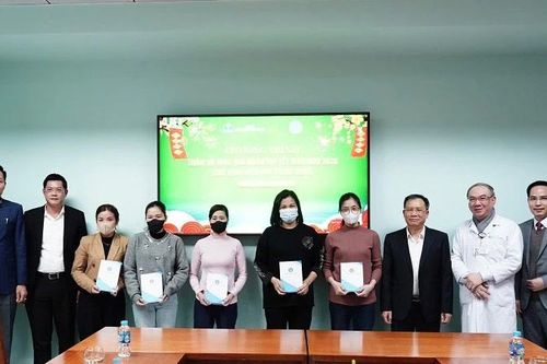 Mang Tết ấm đến với bệnh nhi bảo hiểm y tế khó khăn