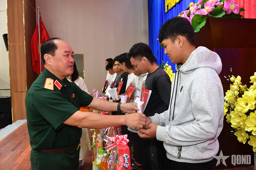 An Giang: Đồng loạt trao Quyết định gọi thanh niên nhập ngũ năm 2026