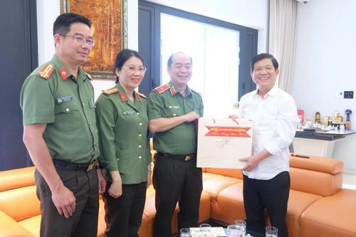 Thắm tình đồng chí trong buổi thăm, chúc Tết Thượng tướng Nguyễn Văn Sơn