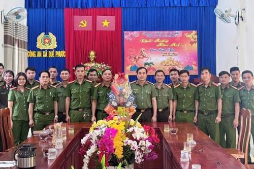 Đại tá Nguyễn Xuân Hoàng thăm, làm việc với Công an xã Quế Phước