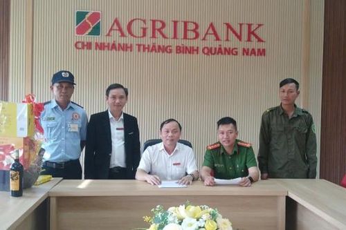 Công an xã Thăng Bình tăng cường quản lý tại các ngân hàng, cơ sở kinh doanh vàng bạc, đá quý