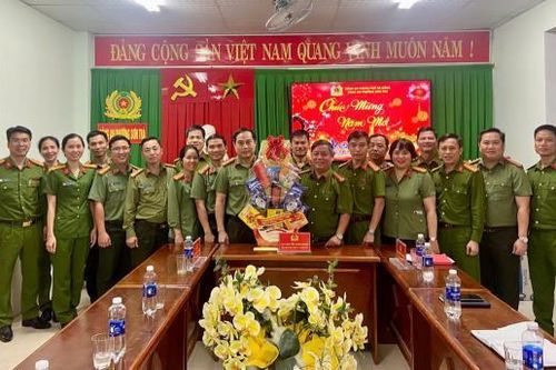 Phó Giám đốc Công an TP Đà Nẵng thăm, chúc Tết và làm việc với Công an phường Sơn Trà