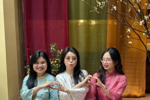 Xếp hàng chụp áo dài cận Tết, quán trà trong ngõ nhỏ Hà Nội bất ngờ đông kín các bạn trẻ
