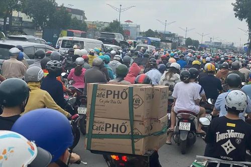 Đường vào sân bay Tân Sơn Nhất ùn ứ nghiêm trọng