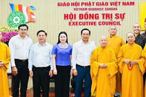 Chủ tịch UBND TPHCM thăm, chúc tết các tập thể, chức sắc tiêu biểu