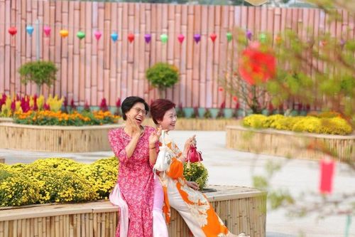 Hàng loạt 'đất vàng' bỏ hoang tại TP HCM biến thành vườn xuân rực rỡ