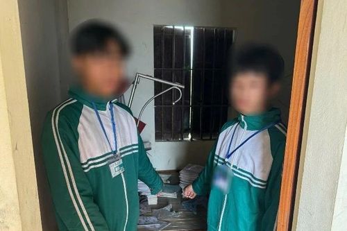 Tạm giữ 2 đối tượng sản xuất, buôn bán pháo nổ ở Hà Nội