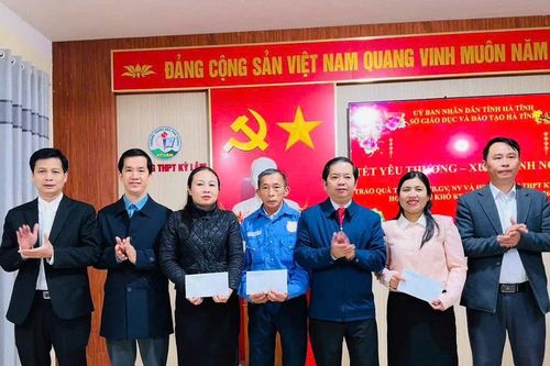 Ngành Giáo dục Hà Tĩnh sẻ chia Tết cùng giáo viên, học sinh khó khăn