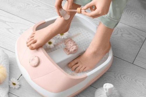 Phụ nữ ngâm chân trong nước ấm buổi tối hỗ trợ điều hòa thân nhiệt và ngủ sâu hơn