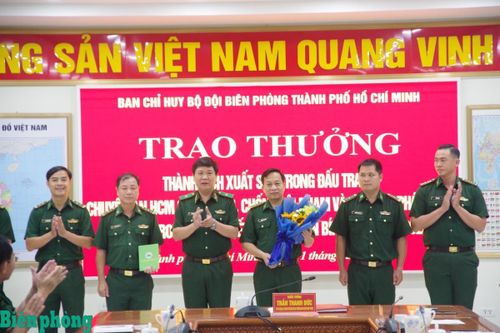 Ban Chỉ huy Bộ đội Biên phòng thành phố Hồ Chí Minh trao thưởng thành tích trong đấu tranh bắt giữ vụ sản xuất và tàng trữ tiền giả