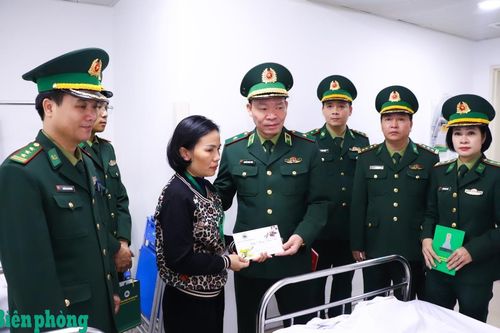 Thăm hỏi, động viên, trao quà hỗ trợ cán bộ, chiến sĩ Bộ đội Biên phòng điều trị bệnh hiểm nghèo tại các bệnh viện Quân đội