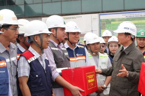 Phó Thủ tướng Trần Hồng Hà tặng quà động viên người lao động trên công trường sân bay Long Thành dịp Tết