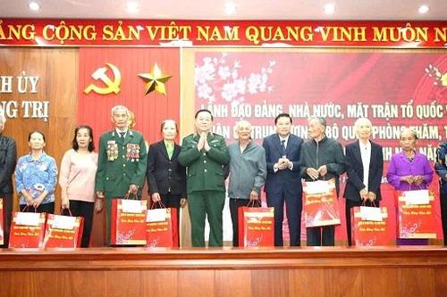 Đại tướng Nguyễn Trọng Nghĩa thăm, chúc Tết, trao quà tại Quảng Trị